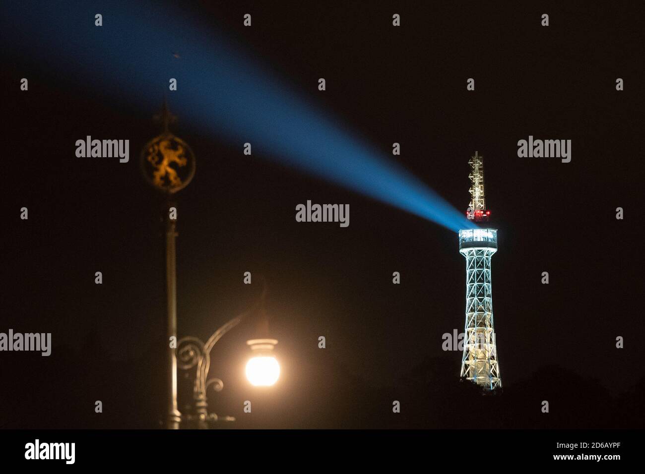 Prague, République tchèque. 15 octobre 2020. Praguers pourrait voir l'installation Majak par Kristof Kintera pour la première fois au premier signal Festival en 2013. En allumant les tours Petrin, les organisateurs du signal Festival ont rejoint les activités des phares de la Culture tchèque et #majakprokulturu, qui a été illuminé dans toute la République tchèque dans les endroits où aucun événement culturel ne peut avoir lieu en raison de l'épidémie depuis lundi. En photo : Petrin Towers à Prague, République tchèque, le 15 octobre 2020. Crédit : Ondrej Deml/CTK photo/Alay Live News Banque D'Images