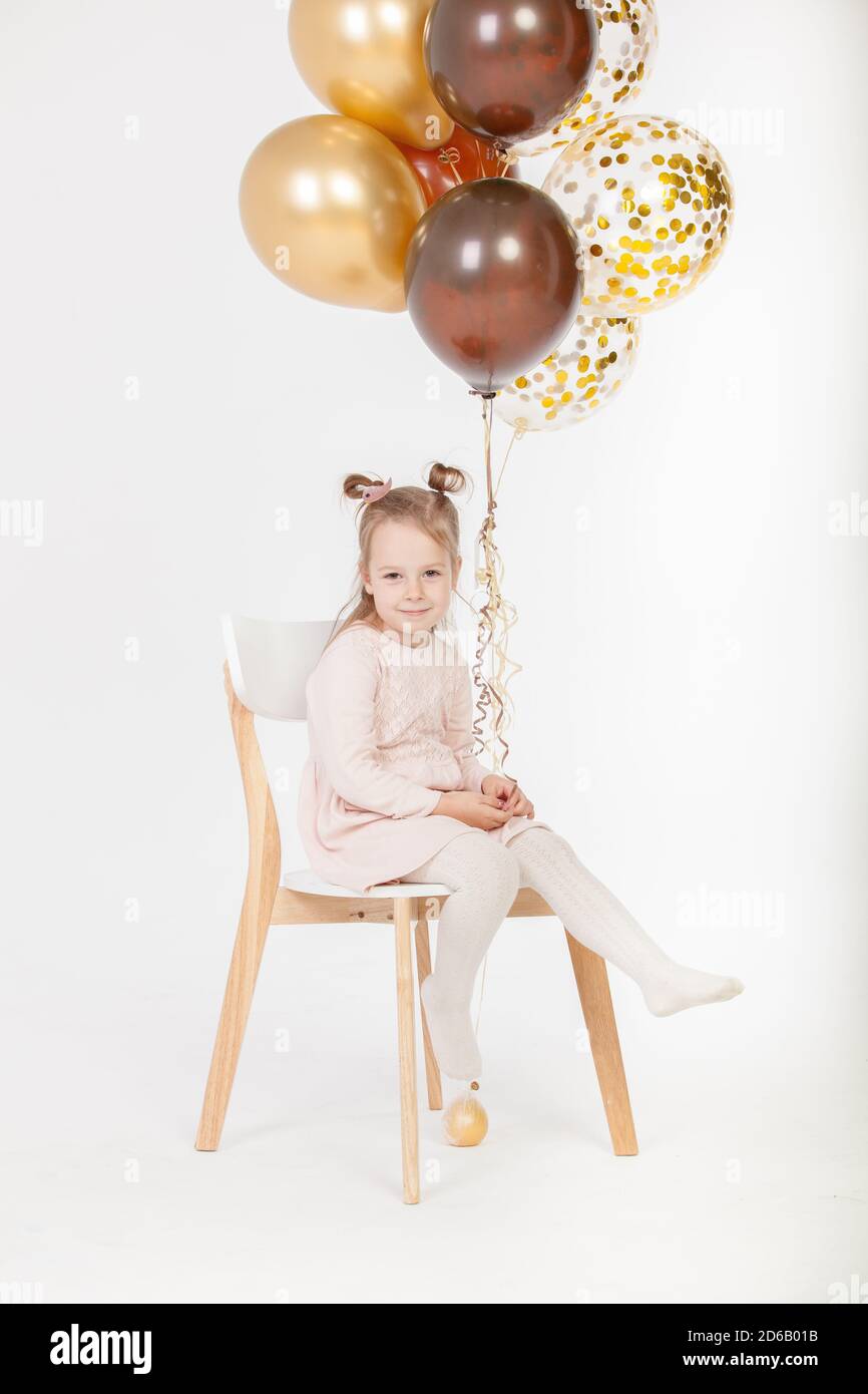 Famille Maman Papa Moi Ballons Photo D Une Jeune Famille Avec Des Enfants A L Occasion De L Anniversaire Du Bebe Photo Stock Alamy