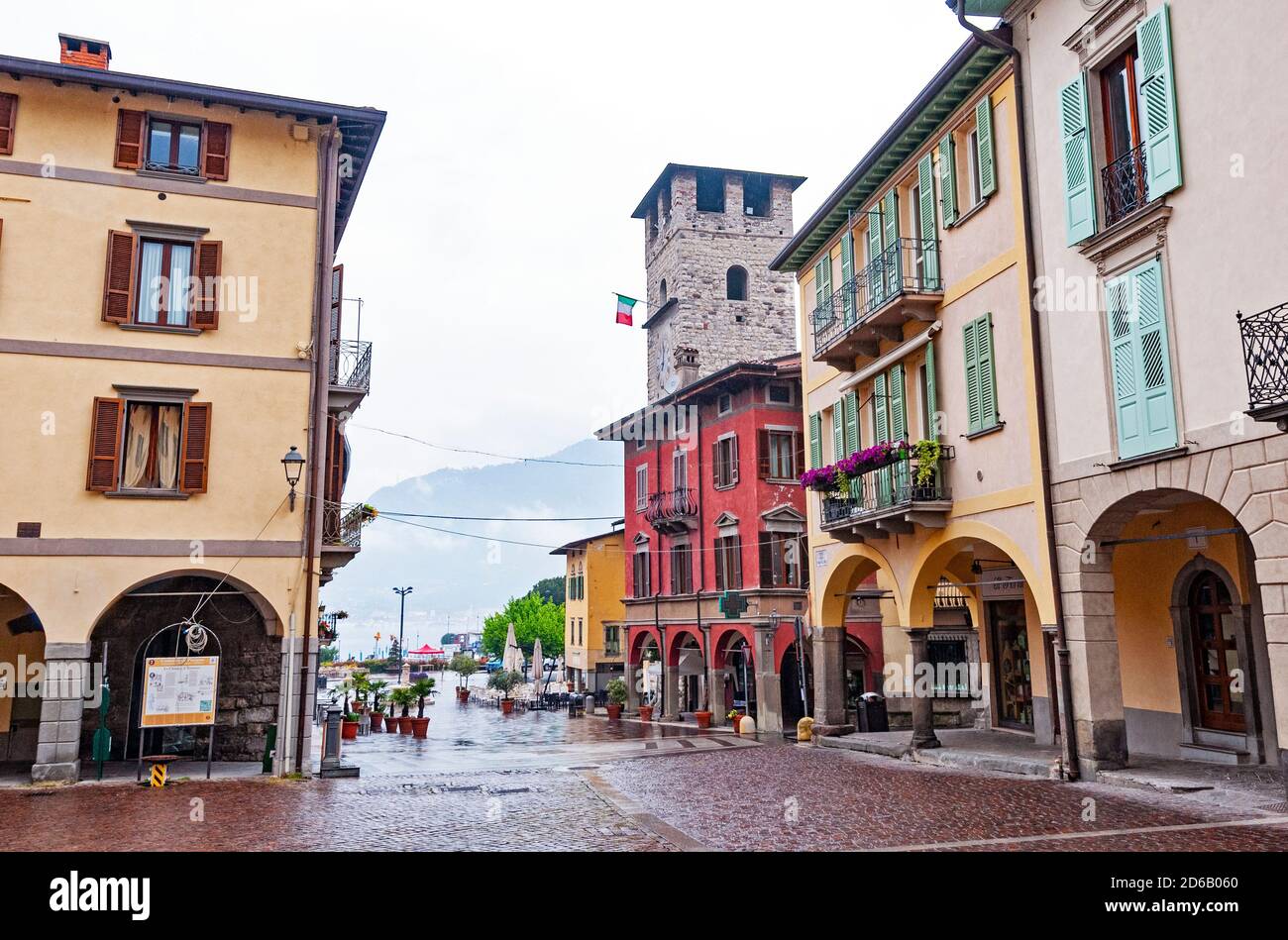 Place de la ville de Pisogne, Lac d'Iseo, Lombardie, Italie Banque D'Images