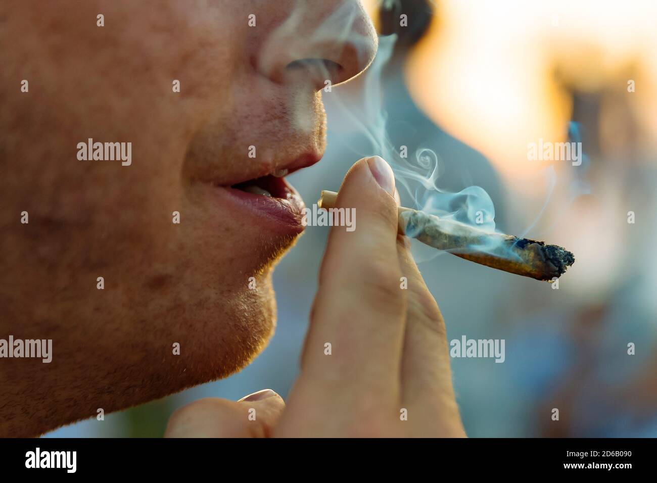 Un homme fume un concert lors d'un festival de musique à Montréal, Québec, Canada, le samedi 4 août 2018. Banque D'Images