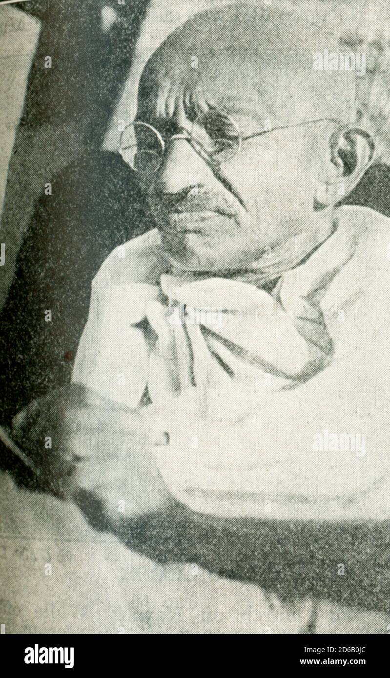 Mahatma Gandhi (Mohandas Karamchand Gandhi  est né le 2 octobre 1869, à Porbandar, en Inde. Il meurt le 30 janvier 1948 à Delhi, en Inde. Juriste, politicien, militant social et écrivain indien, Gandhi est devenu le chef du mouvement nationaliste contre la domination britannique de l'Inde. En tant que tel, il est venu à être considéré comme le père de son pays. Gandhi est internationalement honoré pour sa doctrine de protestation non violente (satyagraha) pour réaliser le progrès politique et social. Banque D'Images