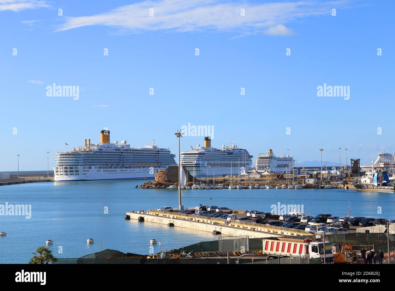 Vue sur les navires dans le port de Civitavecchia, Italie, avec 3 navires Costa Cruise Line amarrés Banque D'Images