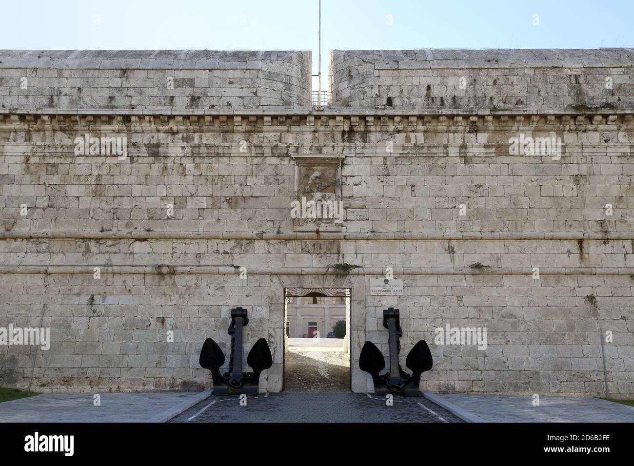 Entrée à la quad du centre de fort Michelangelo, situé à l'entrée du port de Civitavecchia, Italie, construit en 1508-1537 Banque D'Images Entrée à la quad du centre de fort Michelangelo, situé à l'entrée du port de Civitavecchia, Italie, construit en 1508-1537 Banque D'Images