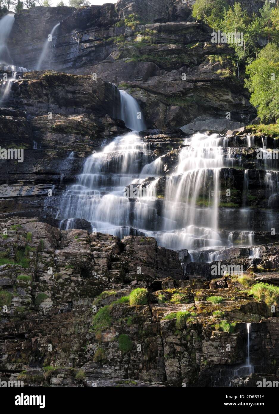 Exposition prolongée des chutes Tvindefossen dans la rivière Strandaelvi En Norvège, un jour d'été ensoleillé Banque D'Images