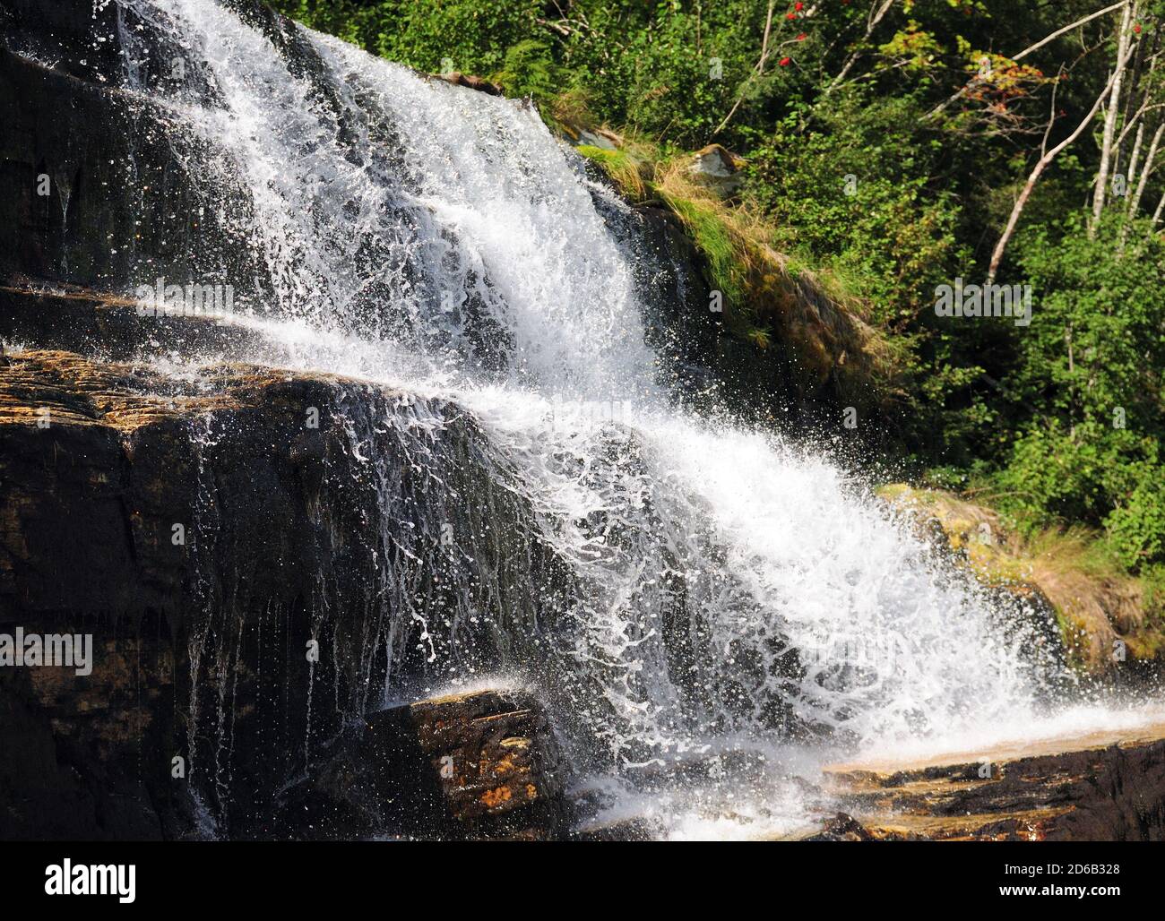 Vue sur les eaux éclaboussantes des chutes de Tvindefossen La rivière Strandaelvi en Norvège lors D'UNE Sunny journée d'été Banque D'Images