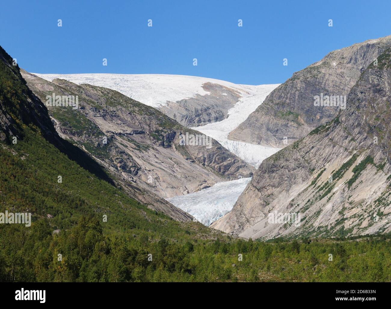 Vue sur le glacier Nigardsbreen dans le parc national de Jostedalsbreen on Une journée d'été ensoleillée avec UN ciel bleu clair Banque D'Images