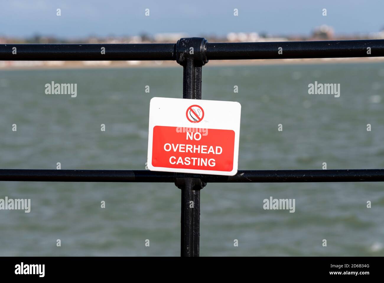 Pas de moulage au-dessus du plafond, panneau d'avertissement, sur Southend Pier, pour les pêcheurs à la ligne. La pêche à partir de Southend Pier est autorisée à partir de zones limitées, avec des avertissements de sécurité Banque D'Images