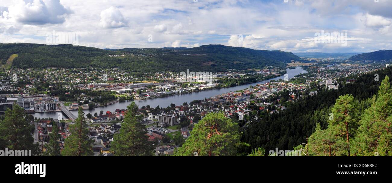 Vue panoramique depuis le point de vue de Spiralen jusqu'à Drammen au bord de la rivière Drammenselva Un soleil d'été avec UN ciel bleu clair Et quelques nuages Banque D'Images