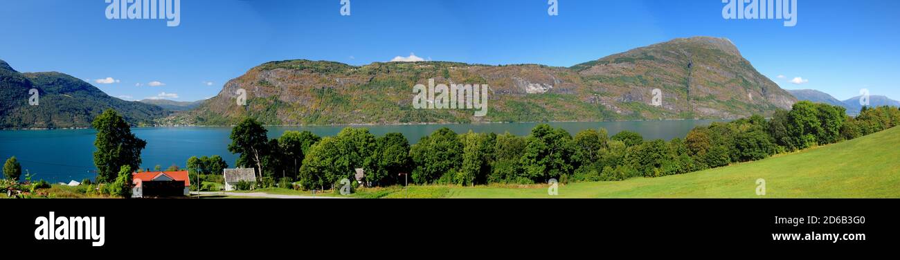 Vue panoramique sur les montagnes et l'eau calme de Le Dalsfjord près de Skjolden lors D'UNE Sunny Summer Day avec Un ciel bleu clair et quelques nuages Banque D'Images