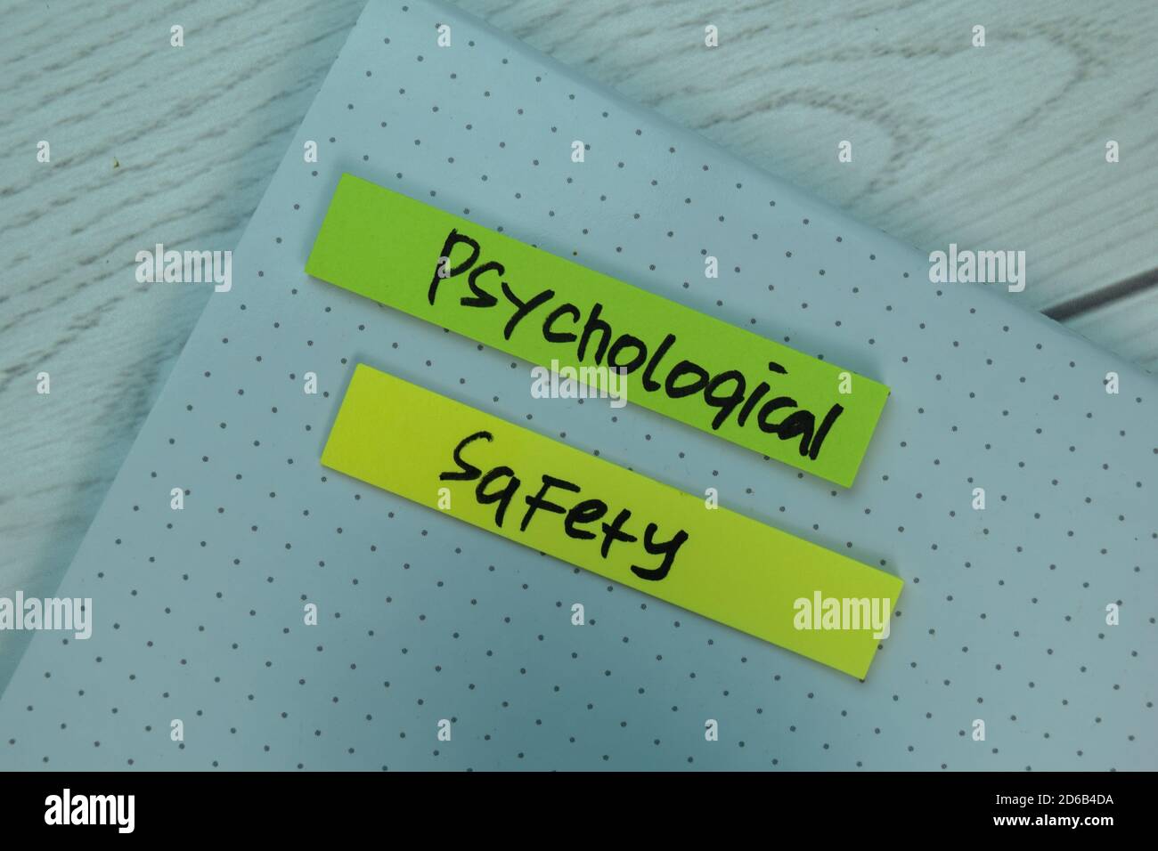 Sécurité psychologique écrire sur les notes adhésives isolées sur le bureau. Banque D'Images