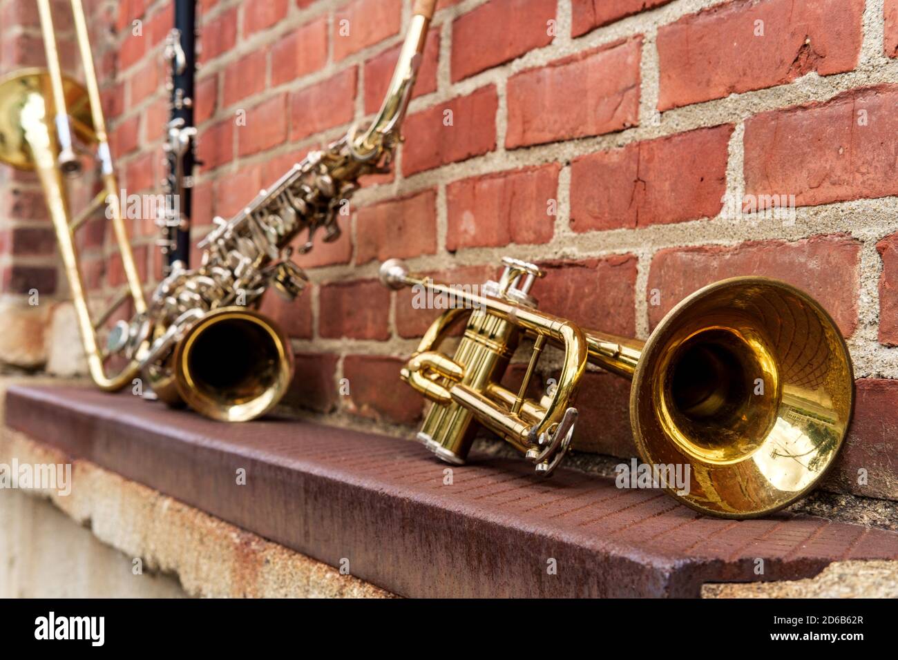 Instruments de musique dont clarinette trompette trombone et saxophone sur  mur de briques à l'extérieur du club de jazz Photo Stock - Alamy