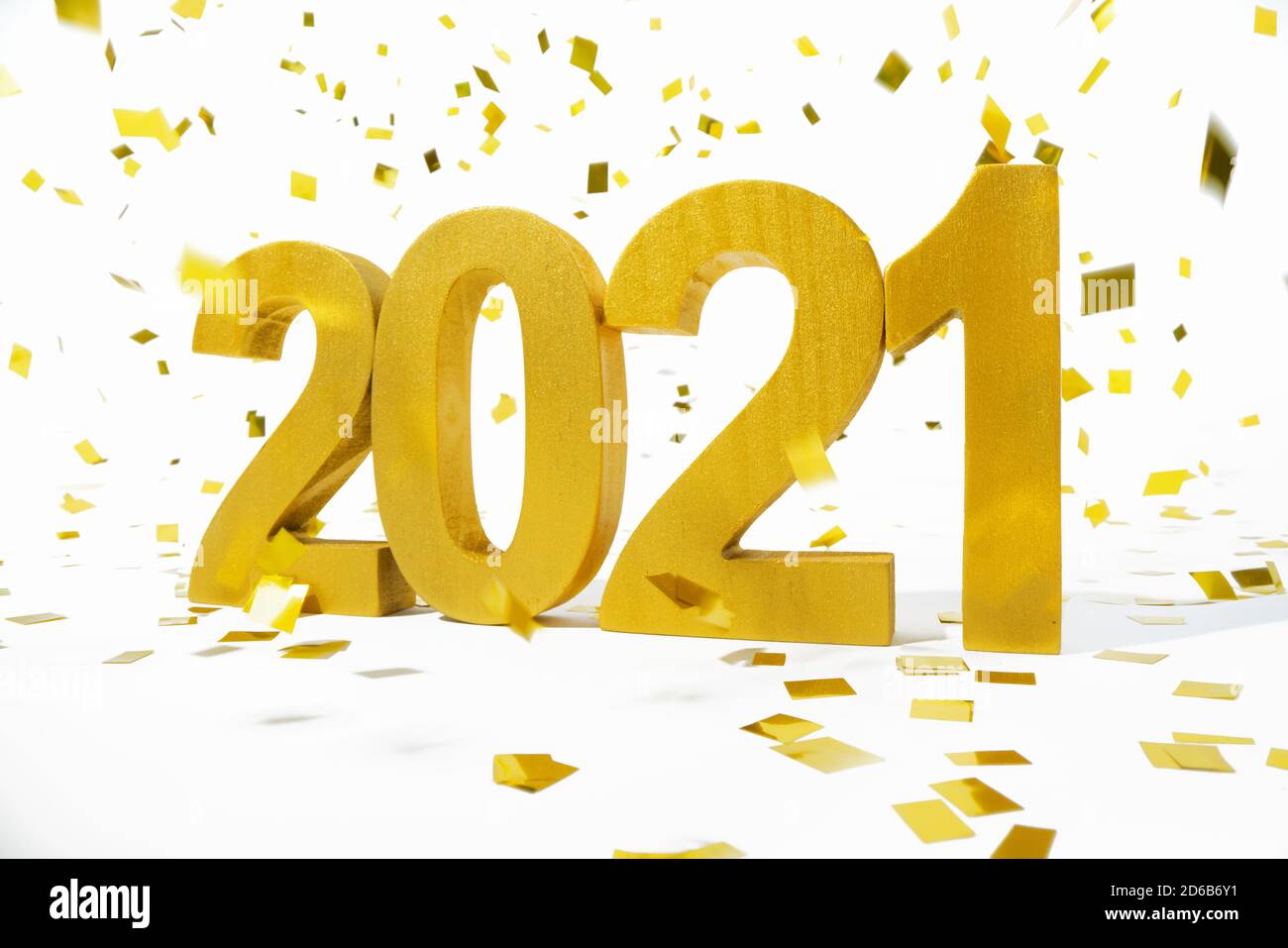 Bonne année 2021 avec des confettis dorés Banque D'Images