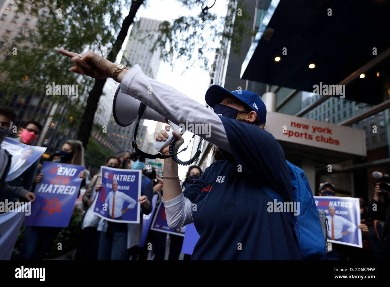 Des manifestants se rassemblent sur les marches de la bibliothèque publique de New York contre le ciblage de la communauté juive par les citys en fermant certaines écoles et entreprises des « zones chaudes » Covid-19 dans les quartiers de Queens et de Brooklyn le 15 octobre 2020 à New York. Les régions de Brooklyn et de Queens abritent la plus grande communauté juive orthodoxe des États-Unis, qui connaît une résurgence des cas de Covid-19 dépassant le taux acceptable d'infection de moins de un pour cent à trois pour cent. Ces derniers jours, la communauté juive est descennée dans les rues pour exprimer son opposition au maire Bill de Blasio et au gouverneur André Banque D'Images