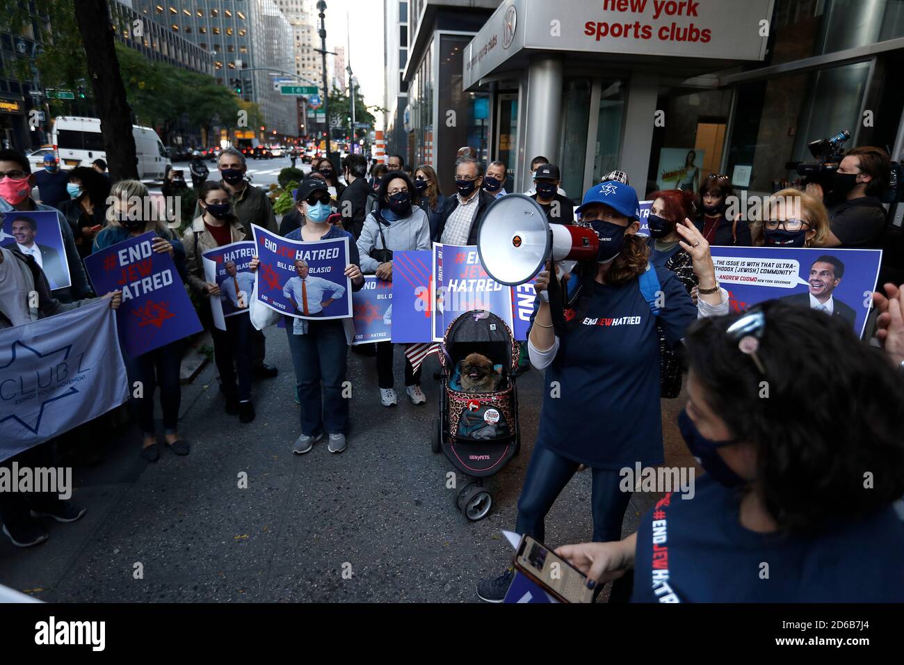 Des manifestants se rassemblent sur les marches de la bibliothèque publique de New York contre le ciblage de la communauté juive par les citys en fermant certaines écoles et entreprises des « zones chaudes » Covid-19 dans les quartiers de Queens et de Brooklyn le 15 octobre 2020 à New York. Les régions de Brooklyn et de Queens abritent la plus grande communauté juive orthodoxe des États-Unis, qui connaît une résurgence des cas de Covid-19 dépassant le taux acceptable d'infection de moins de un pour cent à trois pour cent. Ces derniers jours, la communauté juive est descennée dans les rues pour exprimer son opposition au maire Bill de Blasio et au gouverneur André Banque D'Images