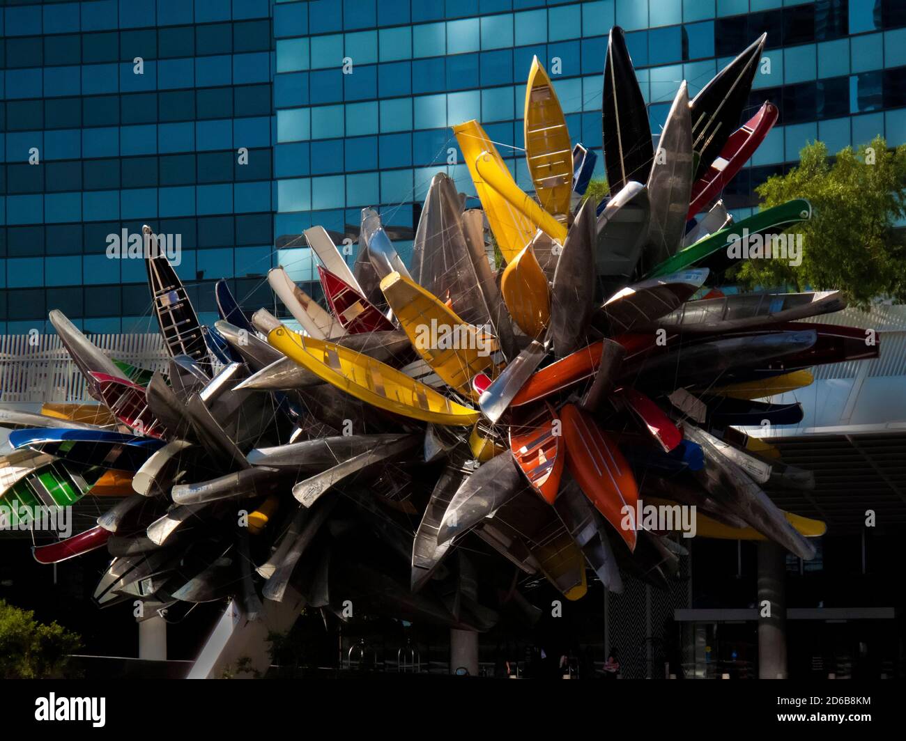 Sculpture Big Edge de Nancy Rubins faite de bateaux sur une île de trafic dans la région d'Aria de Las Vegas, Nevada, Etats-Unis Banque D'Images