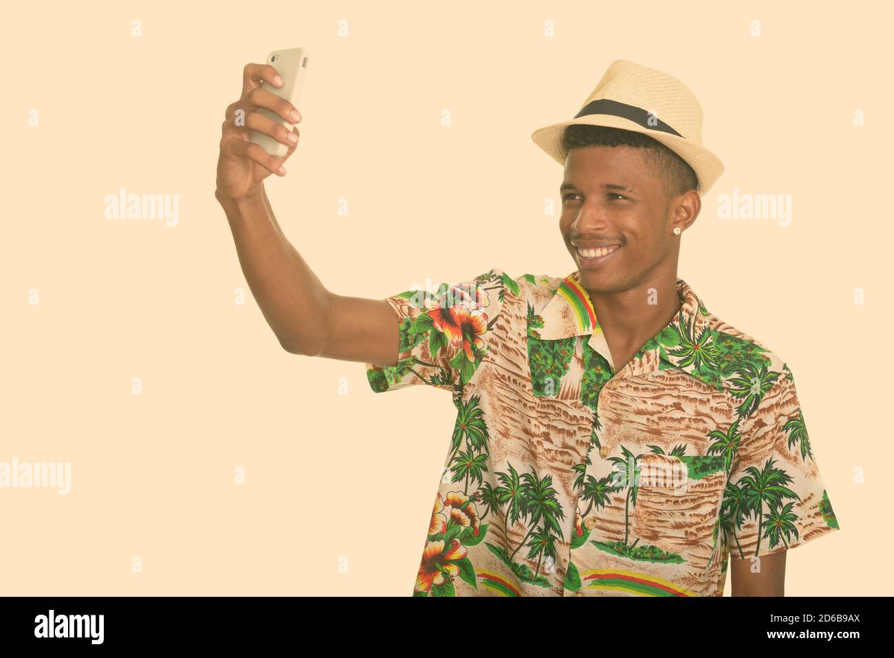 Jeune homme africain heureux prenant selfie avec le téléphone portable prêt pour les vacances Banque D'Images
