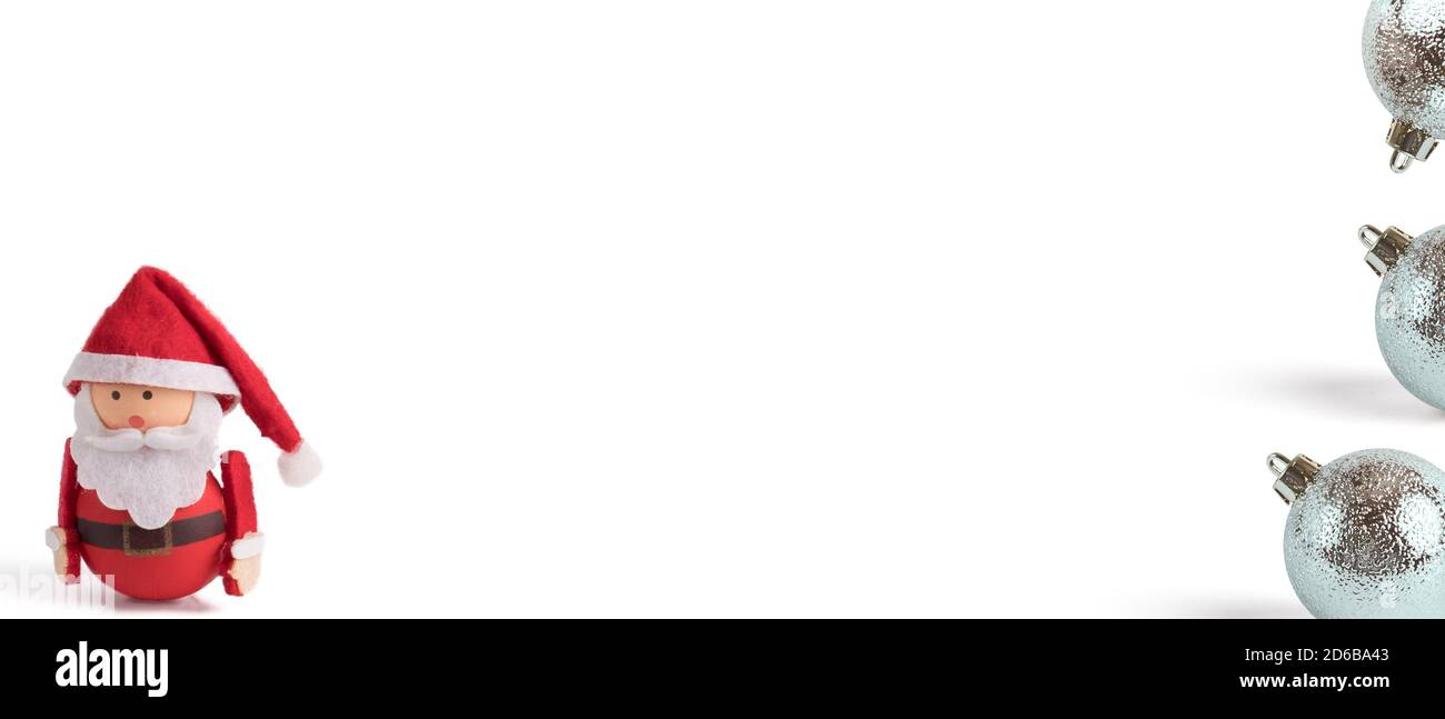 Bannière, toile de fond ou fond avec une jolie poupée du Père Noël et des boules de Noël sur fond blanc. Convient aux cartes de Noël. Christma isolé Banque D'Images