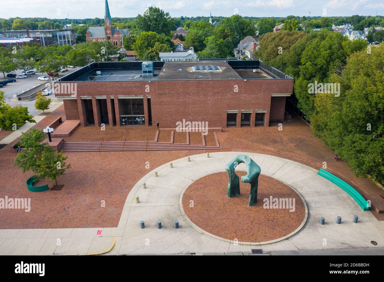 Sculpture de la grande arche par Henry Moore, la bibliothèque commémorative Cleo Rogers ou la bibliothèque publique du comté de Bartholomew, par IM PEI, Columbus, Indiana Banque D'Images