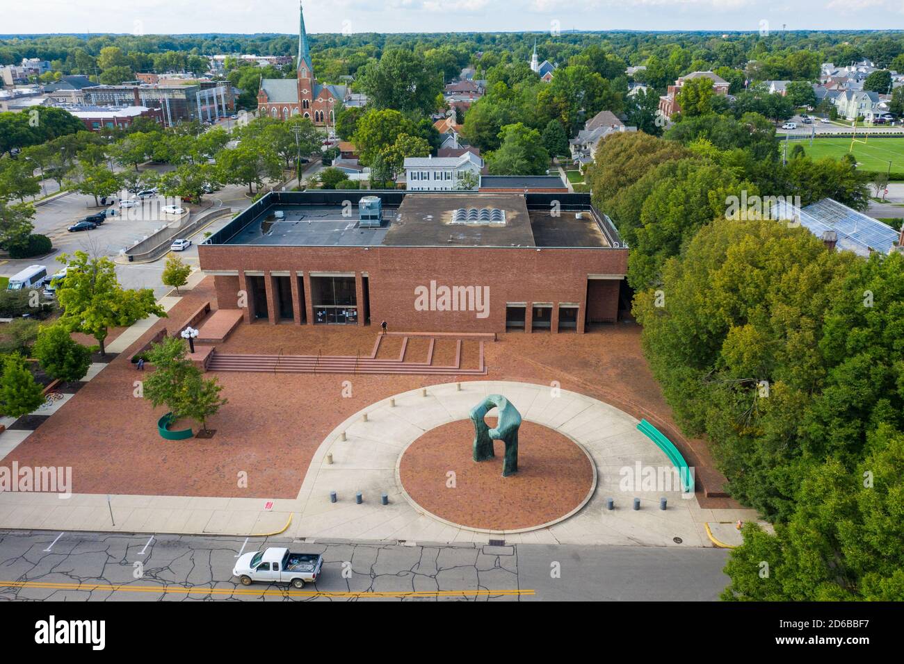 Sculpture de la grande arche par Henry Moore, la bibliothèque commémorative Cleo Rogers ou la bibliothèque publique du comté de Bartholomew, par IM PEI, Columbus, Indiana, États-Unis Banque D'Images