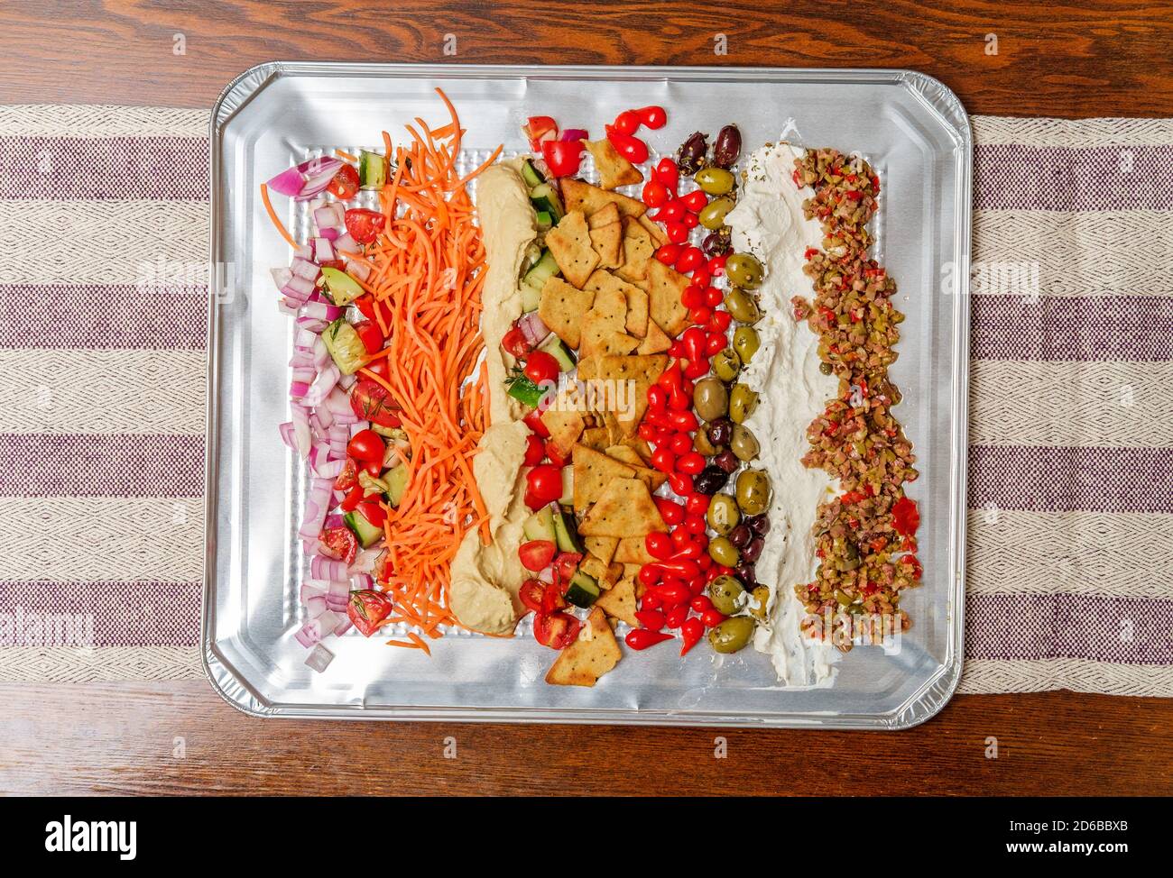 Plateau d'houmous à l'olive grecque avec poivrons miniatures en forme de goutte de sueur et puces pita Banque D'Images
