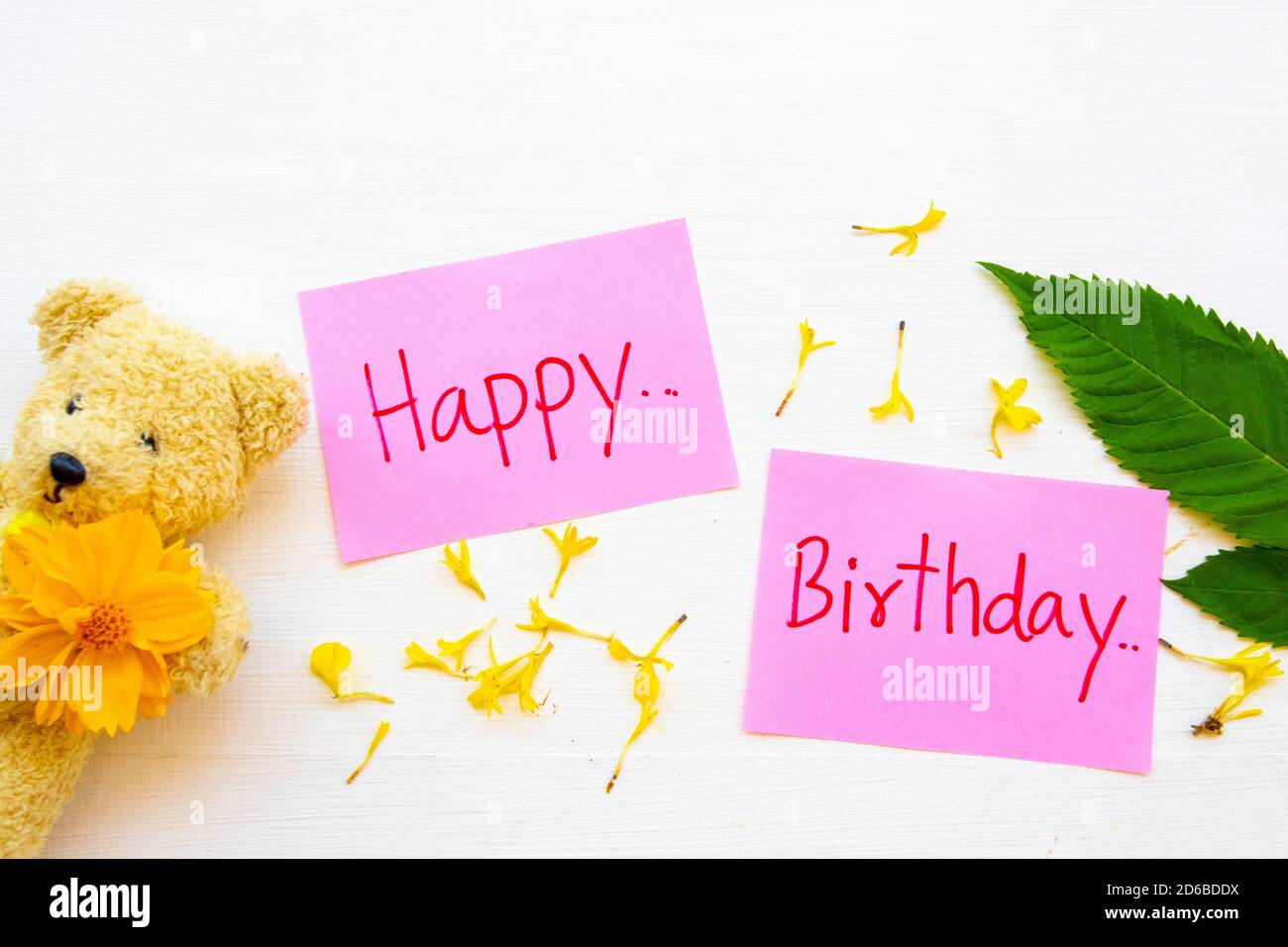 Joyeux Anniversaire Carte De Message Ecriture Avec Fleurs Jaunes Cosmos Teddy Motif Ours Plat Style Carte Postale Sur Fond Blanc Photo Stock Alamy