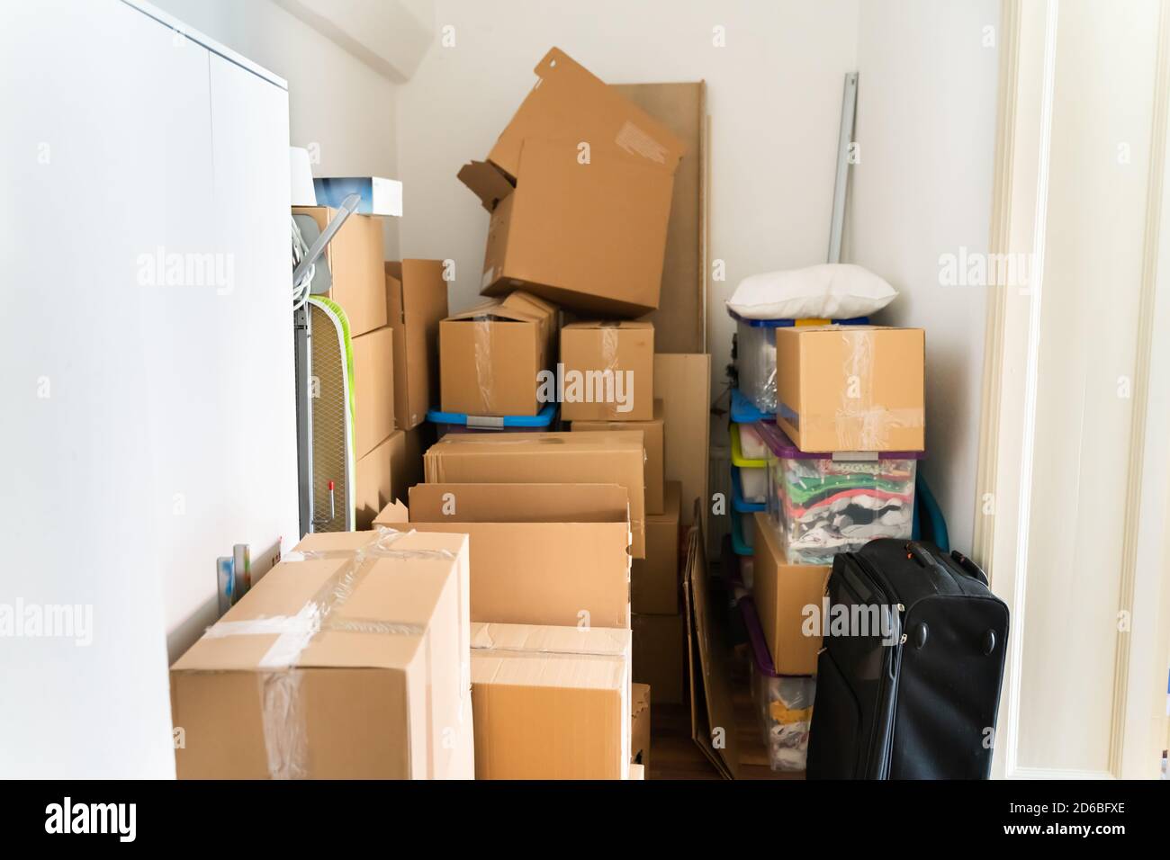Salle de stockage des colis avec boîtes d'expédition. Magasin d'appartements Banque D'Images