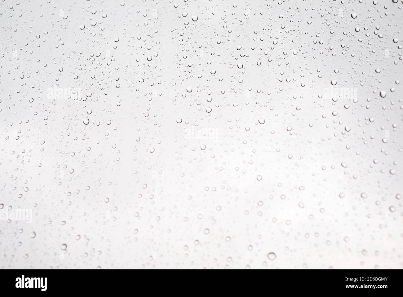 Goutte d'eau sur la fenêtre en verre avec ciel nuageux sur fond Banque D'Images
