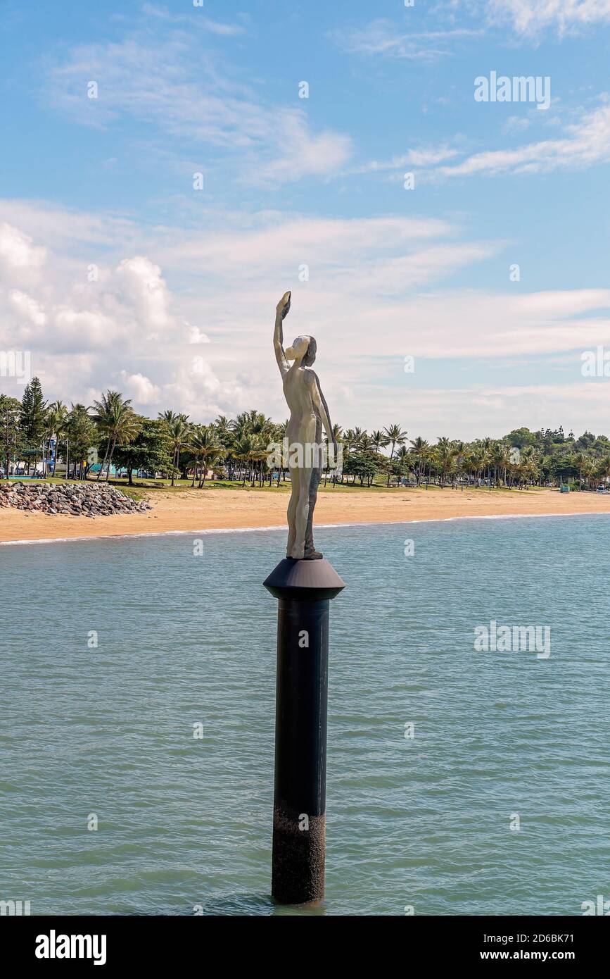 Townsville, Queensland, Australie - juin 2020 : la sculpture d'éclairage Ocean Siren est une représentation visuelle des conditions des eaux de récif Banque D'Images