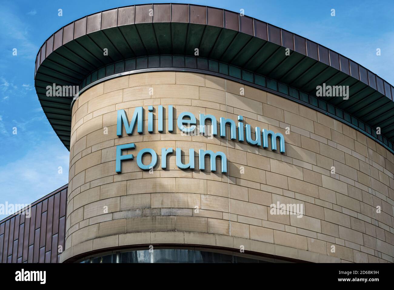 Derry, Irlande du Nord - 27 septembre 2020 : le Forum Sign for Millennium à Derry. Banque D'Images