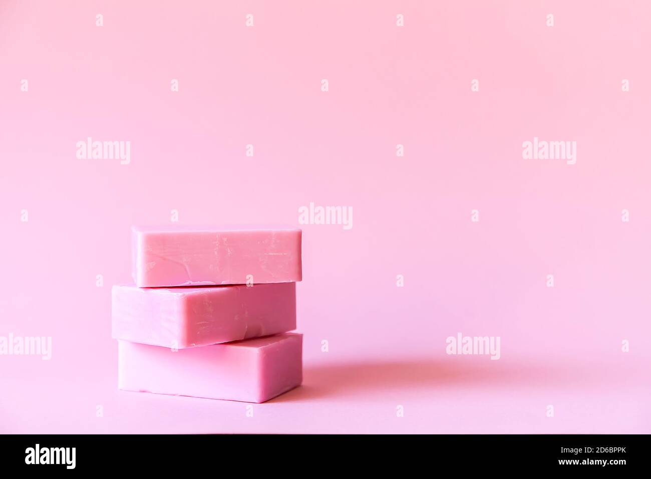 Porte-savon artisanal sur fond rose tendre. Banque D'Images