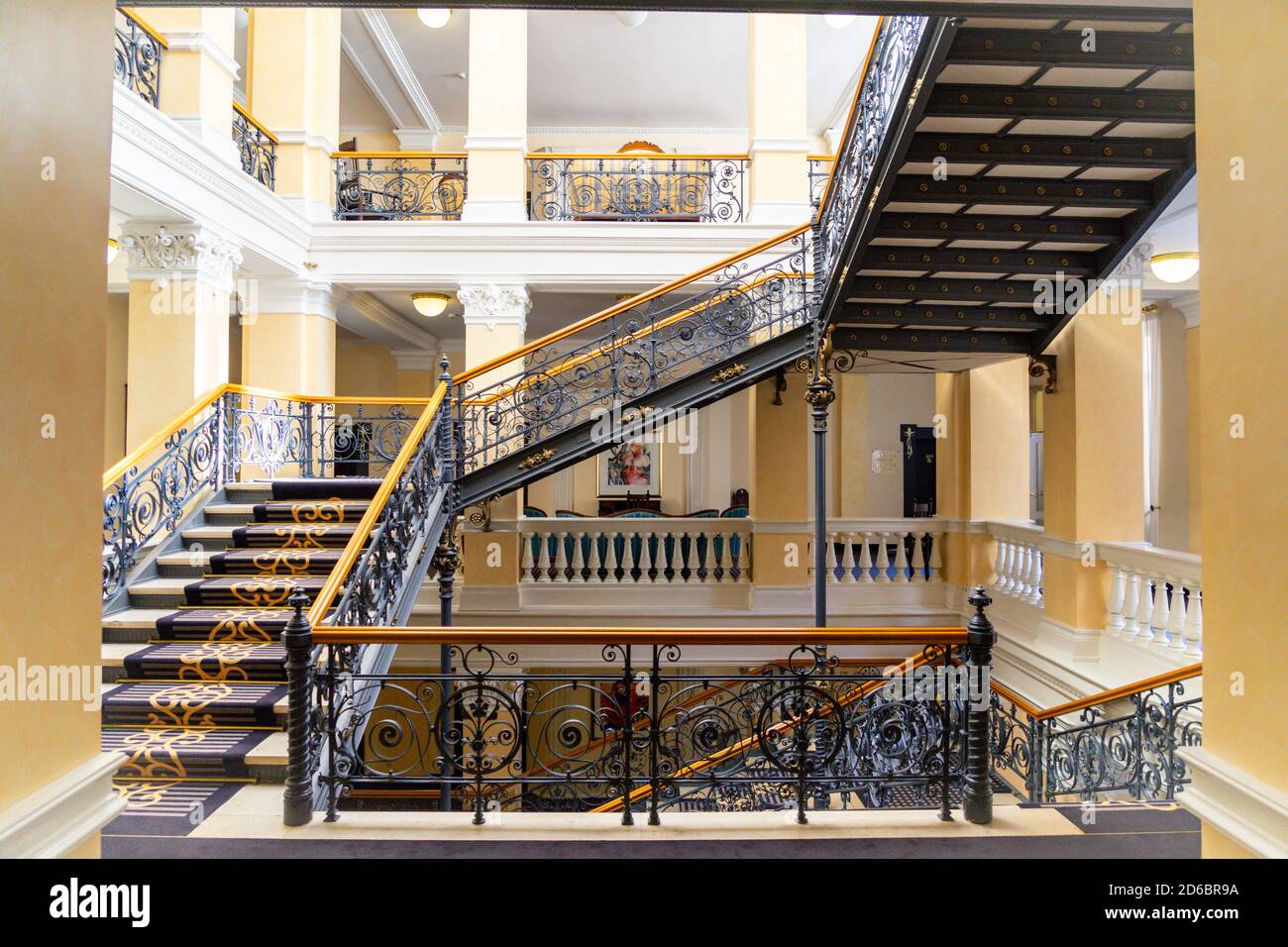 Magnifique escalier du XIXe siècle dans un ancien bâtiment Banque D'Images