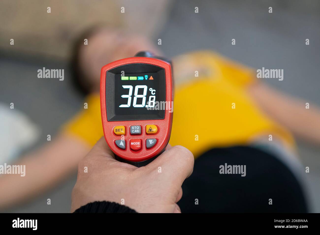 Thermomètre infrarouge numérique sans contact dans les mains. Surveillance et mesure de la température des rhumes et de la grippe. Concept de saison froide. Banque D'Images