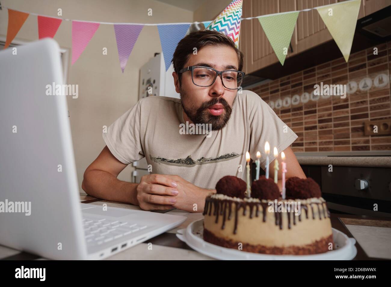 Homme Celebrant Son Anniversaire En Ligne En Temps De Quarantaine Guy Celebrant Son Anniversaire Soufflant La Bougie Sur Le Gateau D Anniversaire Et De Faire Un Appel Video Photo Stock Alamy Homme Celebrant Son Anniversaire En Ligne En Temps De Quarantaine Guy Celebrant Son Anniversaire Soufflant La Bougie Sur Le Gateau D Anniversaire Et De Faire Un Appel Video Photo Stock Alamy