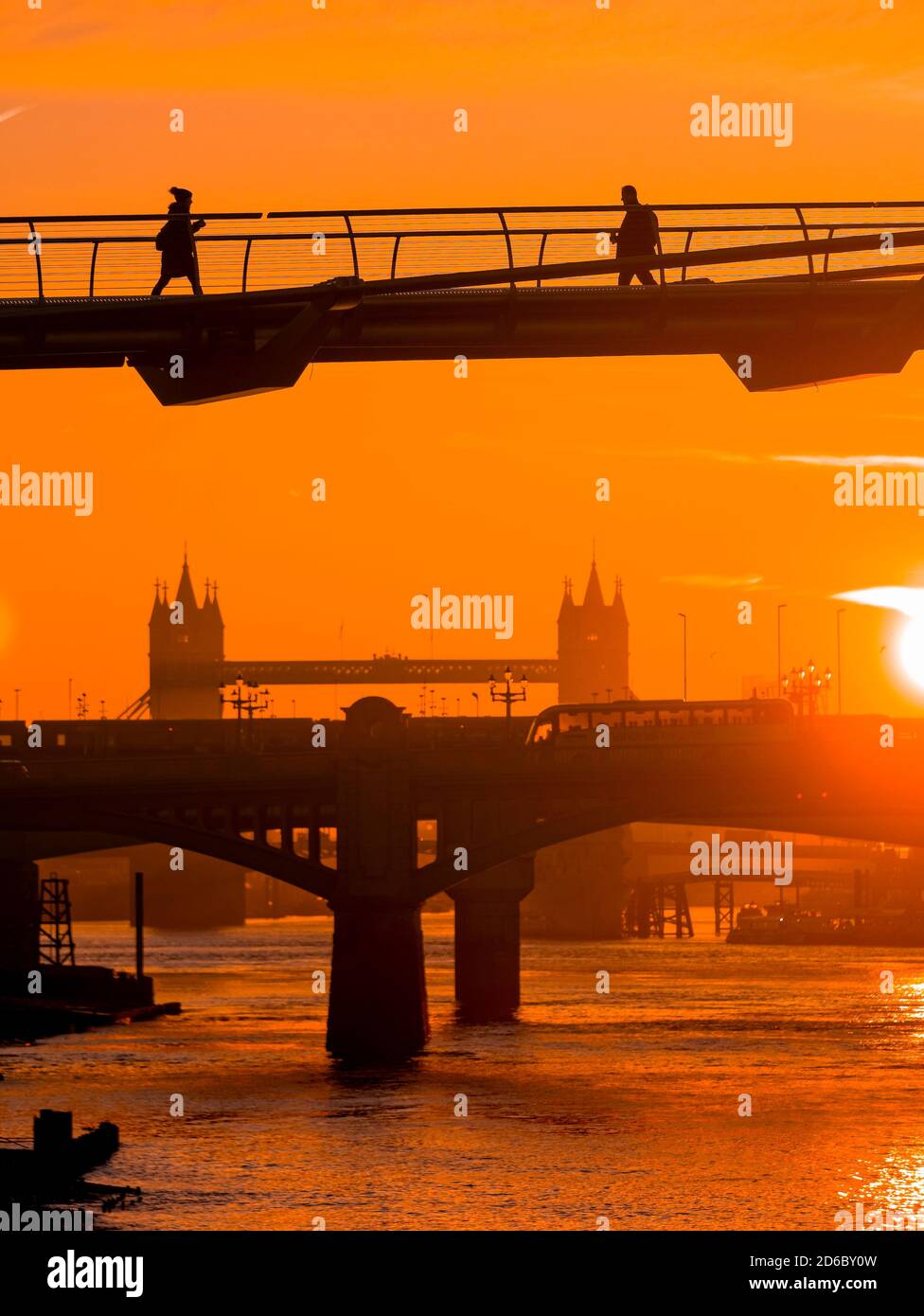 Lever du soleil sur la Tamise et le Millennium Bridge, Londres, Angleterre Banque D'Images