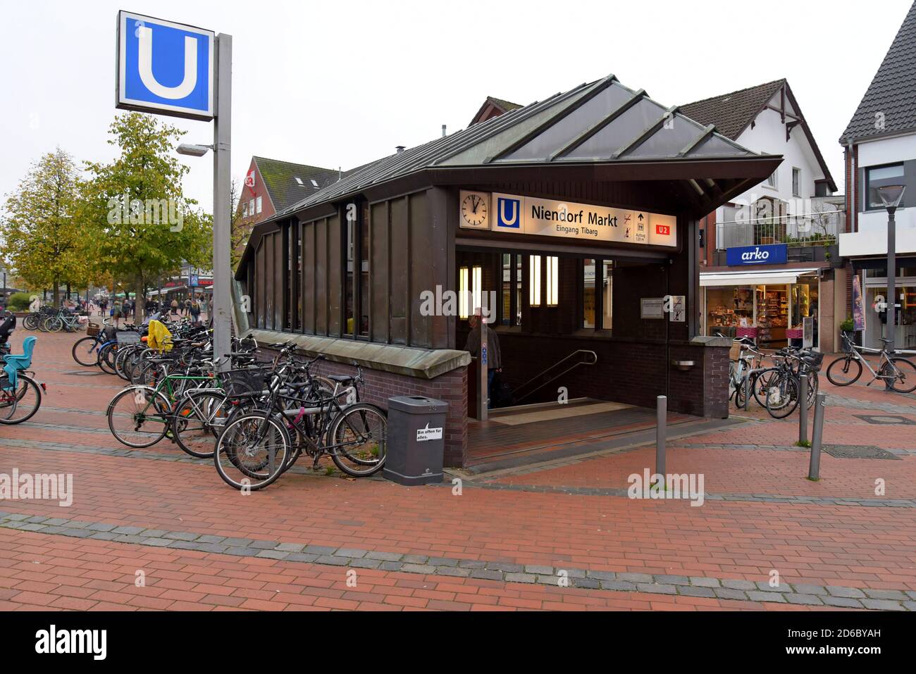 L'entrée de la station de métro Neindorf Markt U-Bahn est entourée d'un parking à vélos, Hambourg, Allemagne Banque D'Images