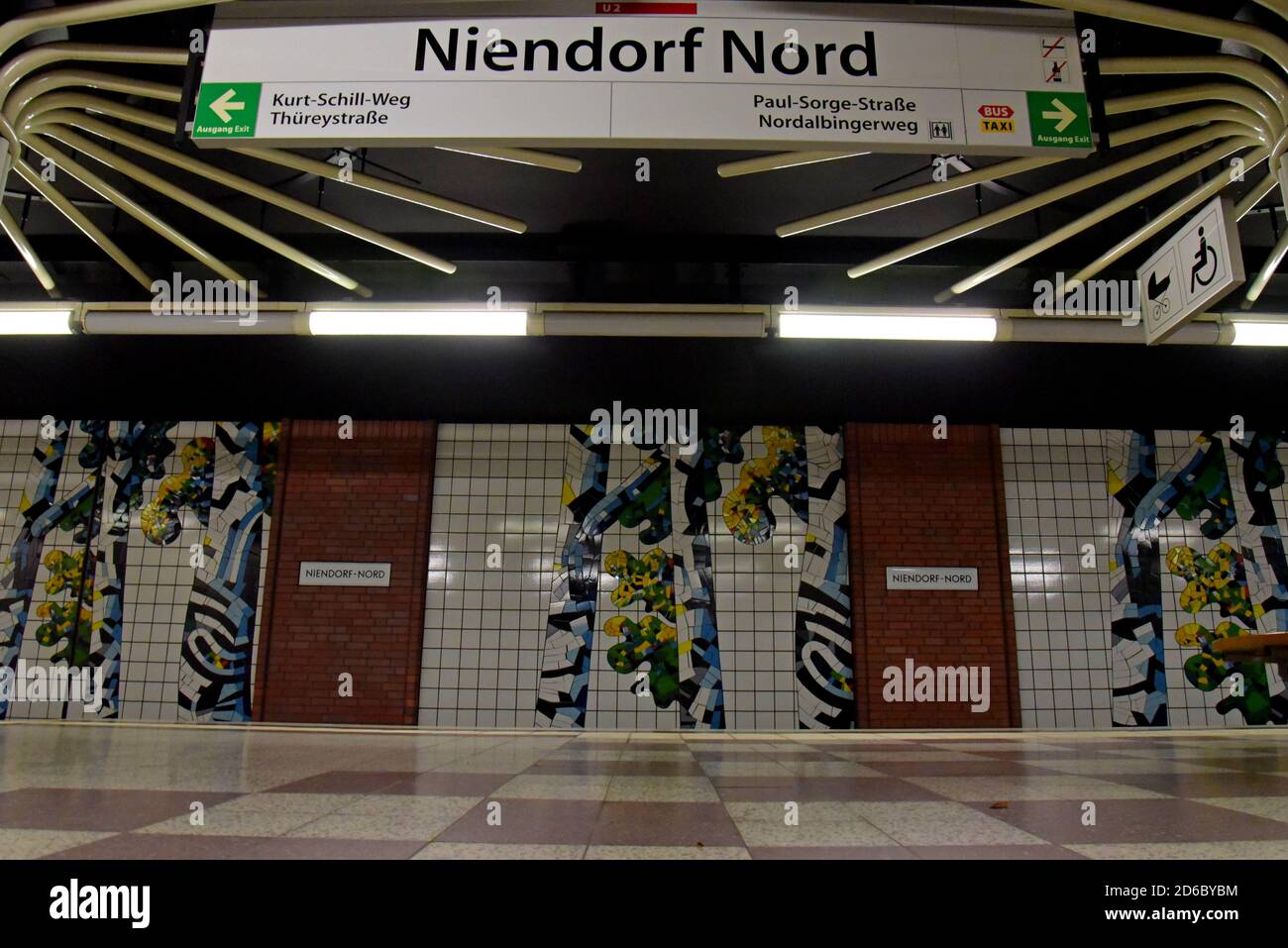 La plate-forme de la station de métro Niendorf Nord, Hambourg, Allemagne. Les piliers de la plate-forme représentent les arbres dans les zones boisées à l'extérieur de la station de thé. Banque D'Images