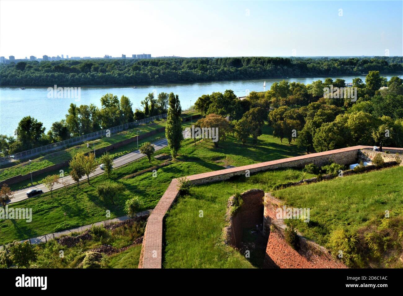 Belle rivière Sava, Belgrade. Rivière Sava. La photo a été prise du château de Belgrade. Journée ensoleillée et bateaux dans la Sava. Banque D'Images