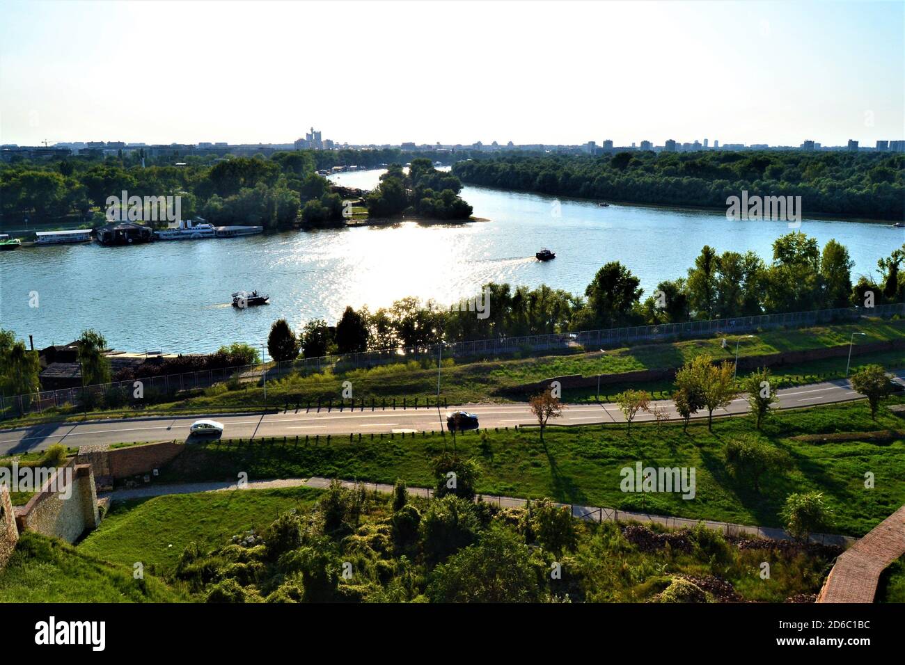 Belle rivière Sava, Belgrade. Rivière Sava. La photo a été prise du château de Belgrade. Journée ensoleillée et bateaux dans la Sava. Banque D'Images