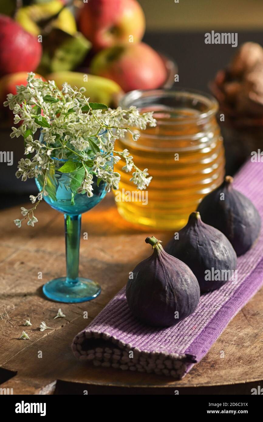Miel, fleurs et figues sur la table d'automne Banque D'Images