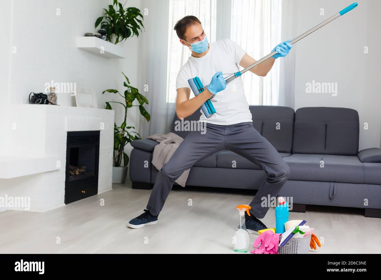 concept de nettoyage, de santé et d'hygiène - indien portant un masque médical de protection contre les maladies virales dans des gants avec un détergent et une vadrouille Banque D'Images