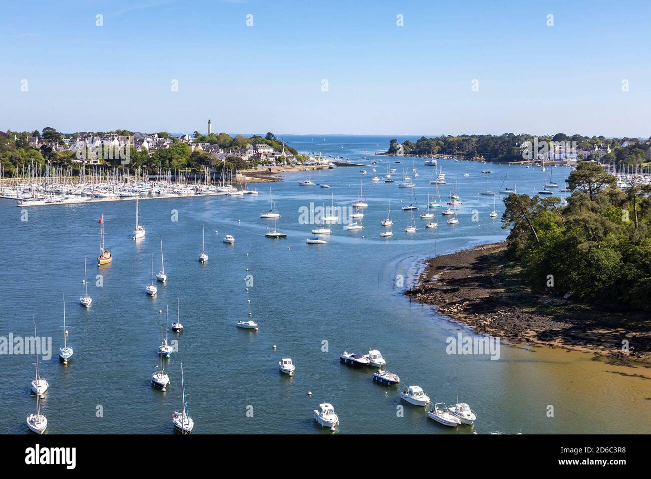 Bénodet (Bretagne, Nord-Ouest de la France) : vue d'ensemble de la rivière Odet et de la ville. Sur la droite, le port de Sainte-Marine à Combrit. Banque D'Images