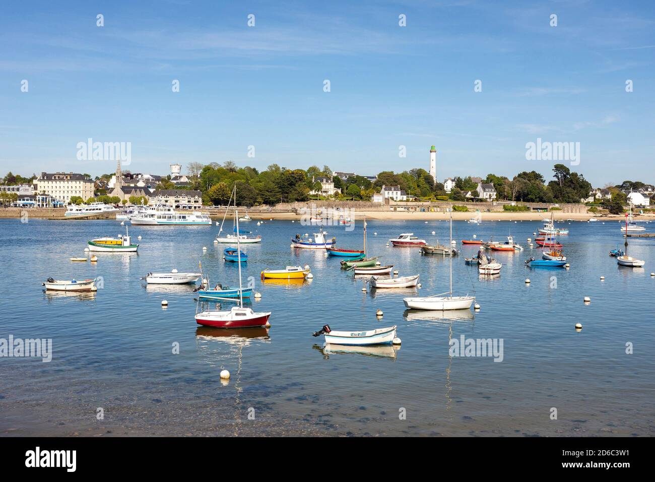 Bénodet (Bretagne, Nord-Ouest de la France) : vue d'ensemble de la rivière Odet et de la ville depuis le port de Sainte-Marine à Combrit Banque D'Images