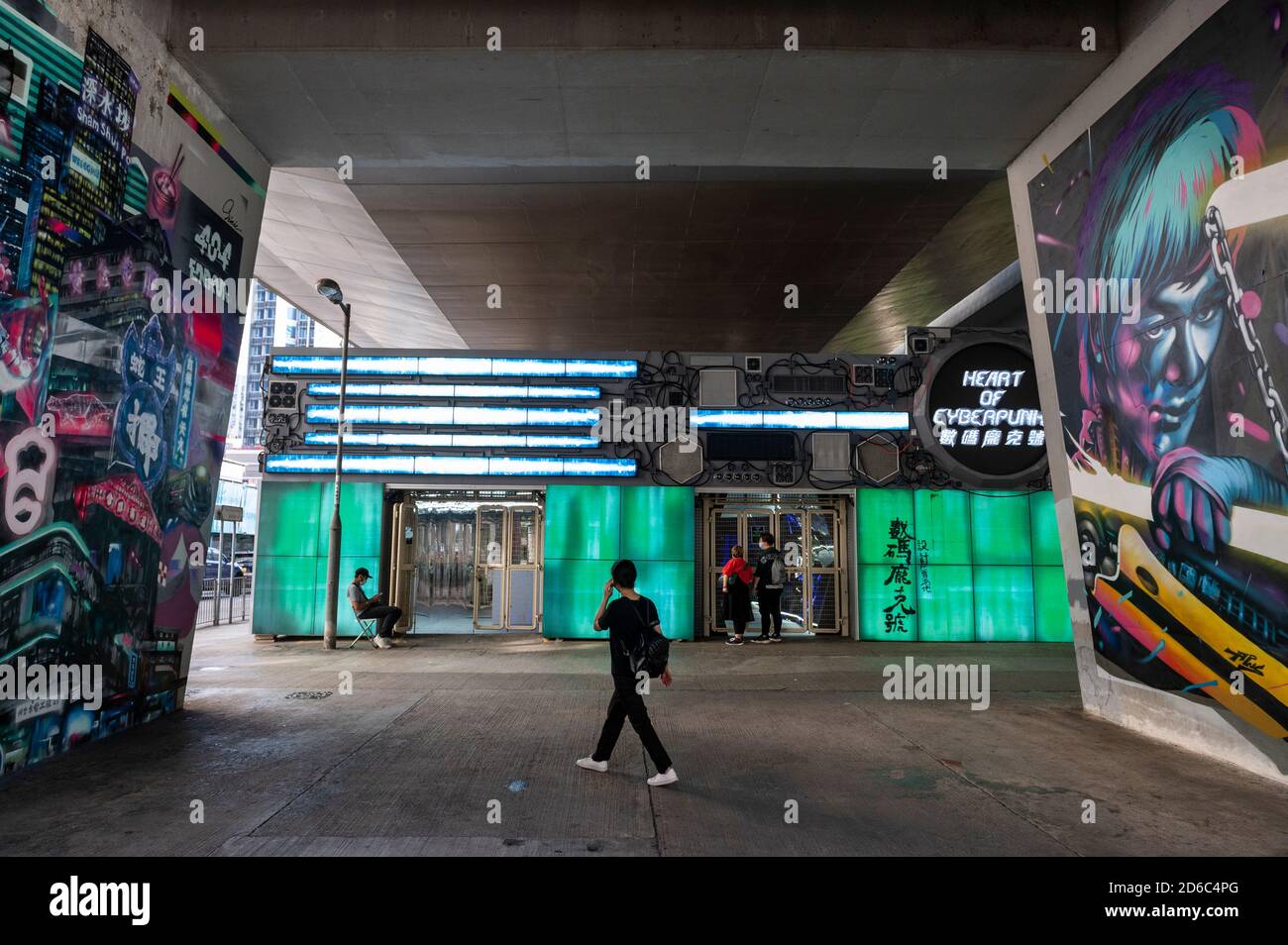 Hong Kong, Chine. 15 octobre 2020. Un homme passe devant l'entrée de l'exposition Cyberpunk à Hong Kong.Cyberpunk expose des expositions de l'inspiration du robot futuriste de style de vie cybernétique, tout comme le film d'Hollywood « Blade Runner » et « Ghost in the Shell » et traite de sujets tels que la crise climatique qui s'entrelace avec l'intelligence artificielle, la machinerie, acier et chair, réalité et illusion, passé et futur. Crédit : SOPA Images Limited/Alamy Live News Banque D'Images