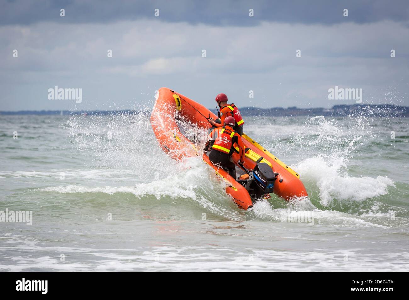 SNSM (Association nationale française de sauvetage maritime), formation des sauveteurs sur une plage de Lorient (Bretagne, Nord-Ouest de la France). Exercez-vous sur le b Banque D'Images