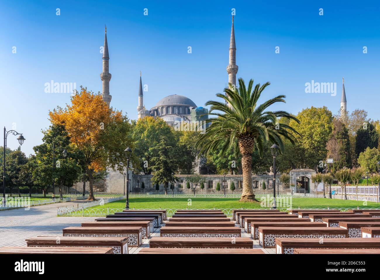 Rue de la mosquée Sultanahmet (Mosquée bleue) en automne ensoleillé - Istanbul, Turquie Banque D'Images