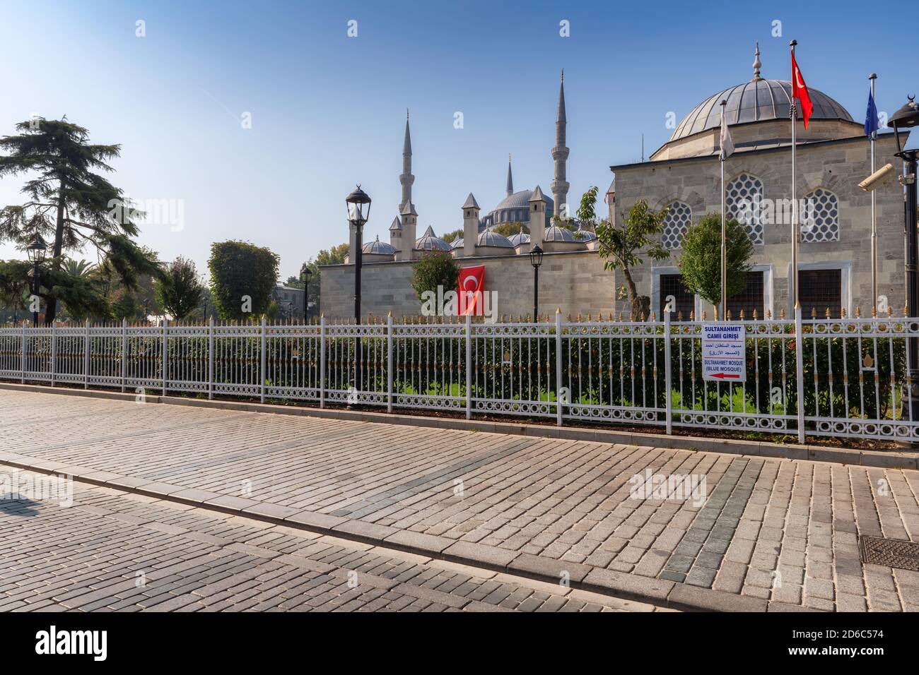 Rue de la mosquée Sultanahmet (Mosquée bleue) en automne ensoleillé - Istanbul, Turquie Banque D'Images