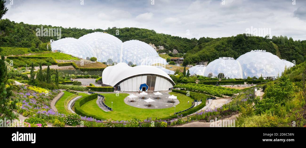 Vue panoramique sur les dômes biomes géodésiques du projet Eden à Cornwall. Banque D'Images