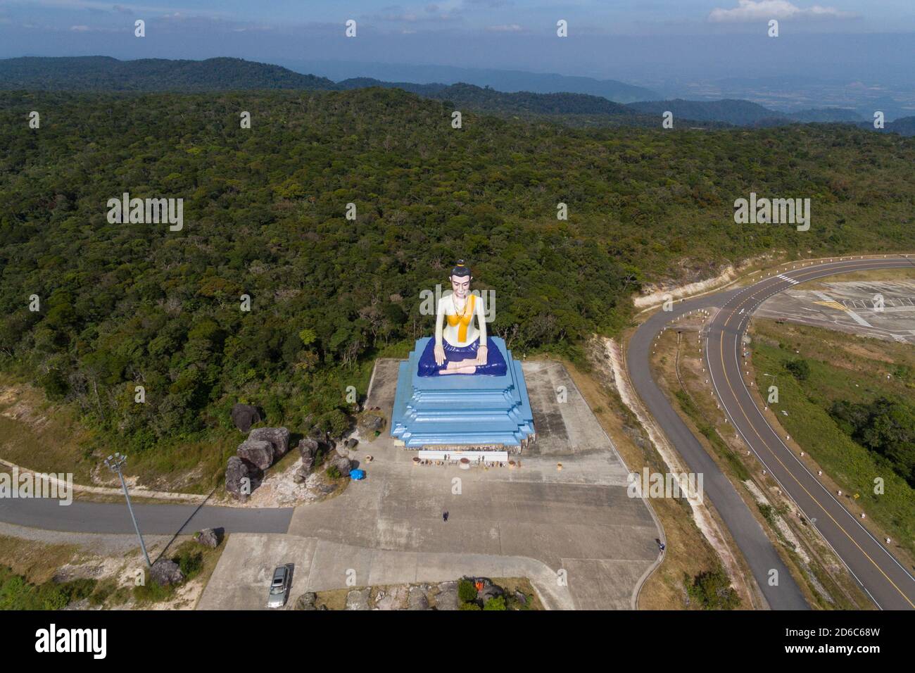 Statue de Bouddha à la station de Bokor à Kampot Cambodge , Parc national de Bokor cambodge drone aérienne photo Asie Banque D'Images