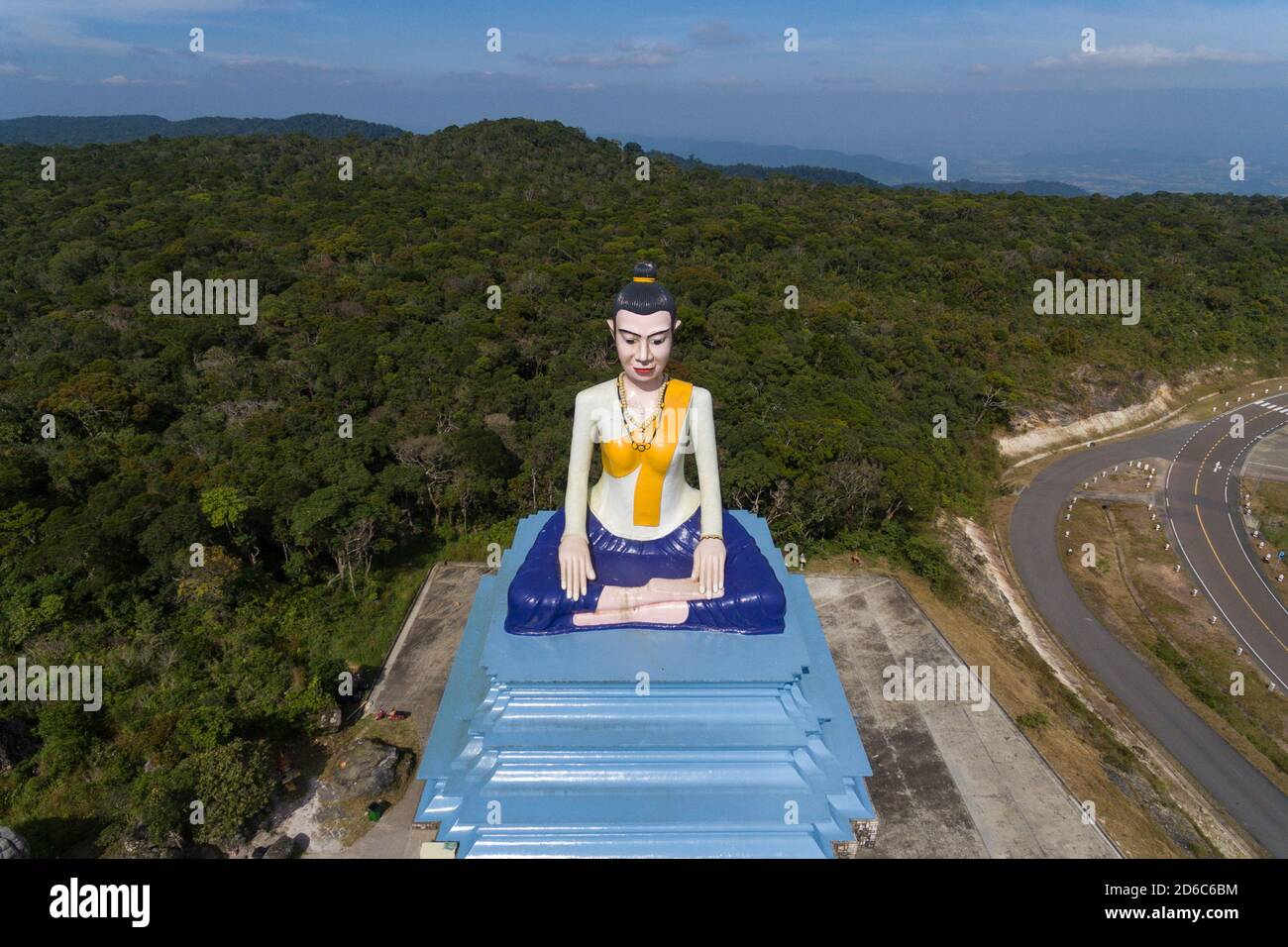 Statue de Bouddha à la station de Bokor à Kampot Cambodge , Parc national de Bokor cambodge drone aérienne photo Asie Banque D'Images