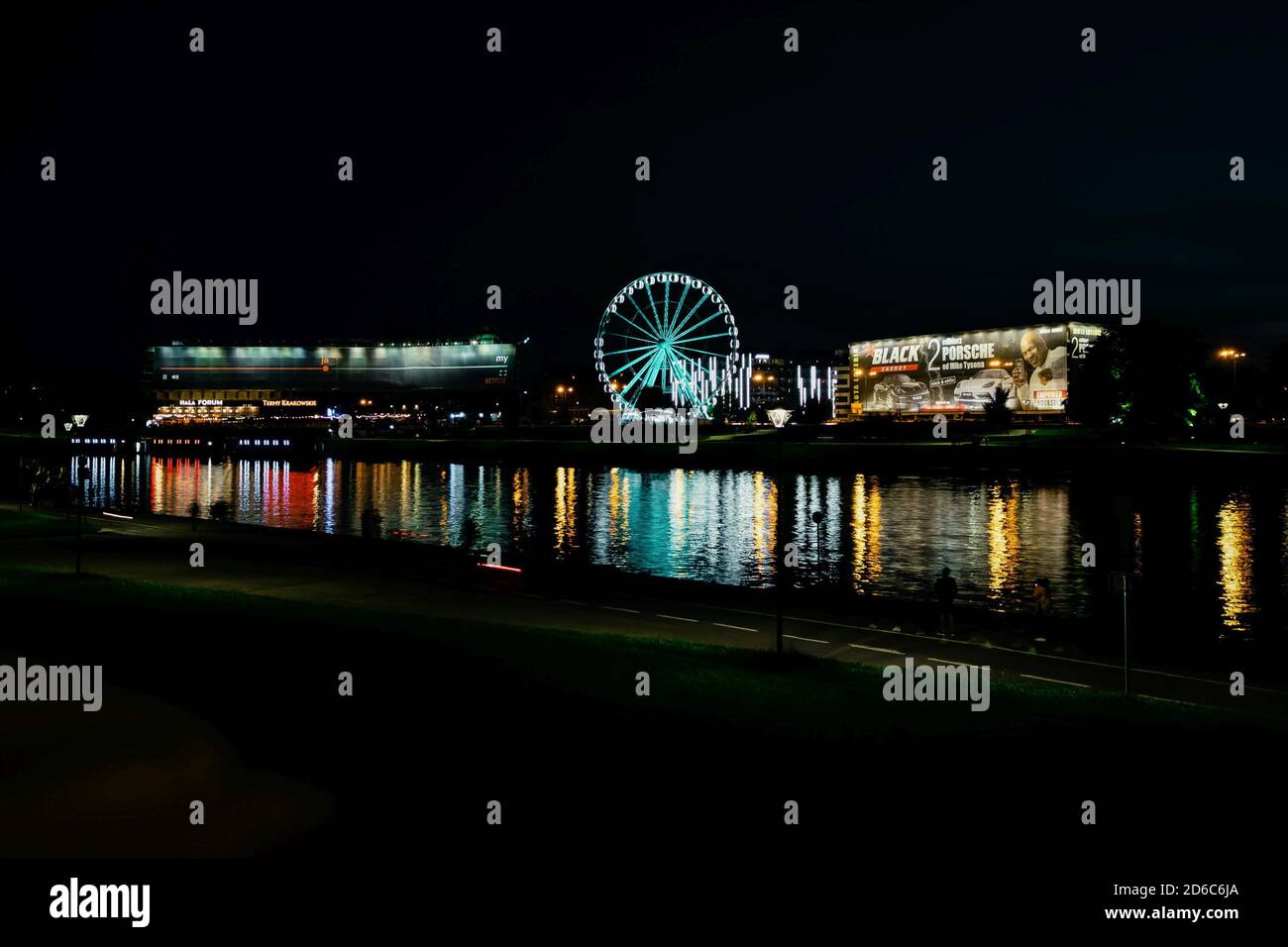 13 septembre 2020. Cracovie, Pologne. Grande roue et éclairage de couleur vive. Veilleuses Banque D'Images 13 septembre 2020. Cracovie, Pologne. Grande roue et éclairage de couleur vive. Veilleuses Banque D'Images